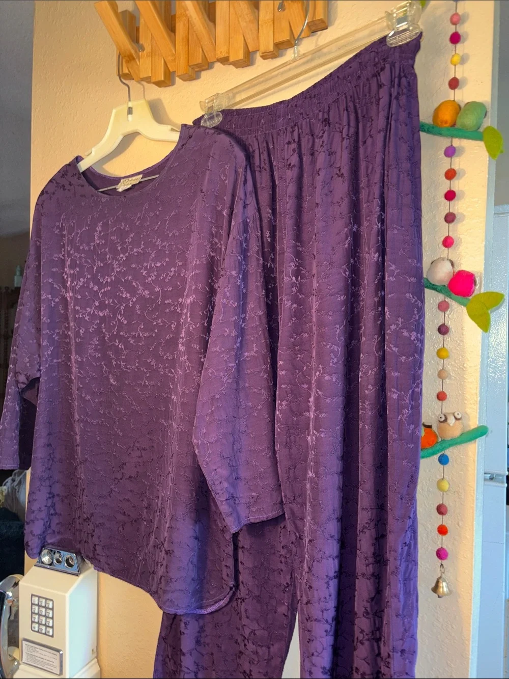 EUC VINTAGE two-piece matching set from the brand ID 4 U, featuring a long-sleev